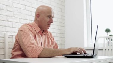 Bilgisayarla Evden Çalışan İşadamı Kazanç Hareketleri Yapıyor