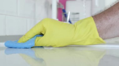 Sarı Koruyucu Ev Eldivenli Adam Mutfak Mobilyalarını Temizliyor ve Dezenfekte Ediyor