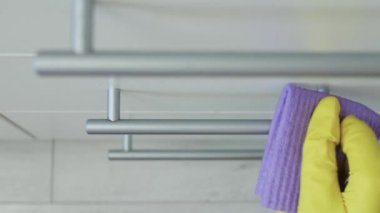 Yakından Adam Eller Beyaz Koruyucu Eldiven Giyiyor Eldivenler Temizliyor ve Dezenfekte Ediyor Mutfak ve Banyo Mobilyaları