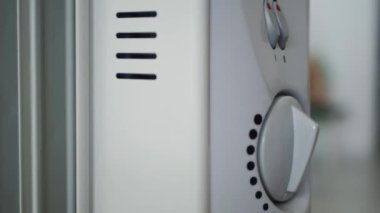 Man, Evde Elektrikli Radyatör Isıtmasını Ayarladı