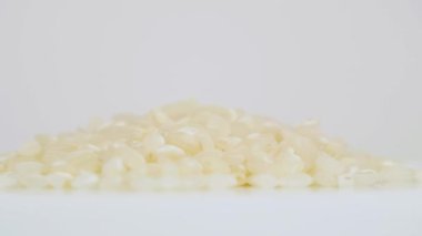 Yavaş Hareket Sunumunda Dönen Pirinç Yığını, Protein ve Vitaminlerle Dolu Asya Yemeği ile Görüntüyü Kapat