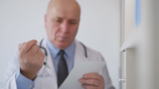 Медленное движение с врачом, пишущим медицинский рецепт лекарств, необходимых в экстренной медицинской ситуации — стоковое видео