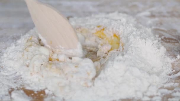 Baker Mix Farina bianca con un uovo fresco sulla tavola Preparazione della pasta per il pane in un forno — Video Stock