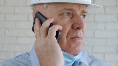 Koronavirüs Salgınında Başlık Giyen Mühendis ve Koruyucu Tıbbi Yüz Maskesi Konuşması