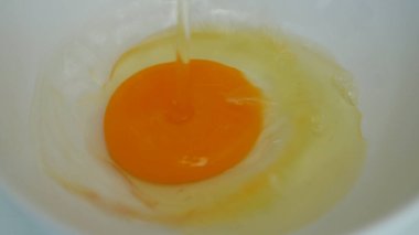 Resmi Taze Yumurta Beyazı ve Yumurta Yumurtası ile Kapatın Kahvaltı İçin Mutfakta Pişirmeye Hazırlanın