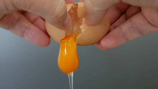 Görüntüyü Eller Kırıyor Mutfakta Taze Tavuk Yumurtası Sabah Omletini Kahvaltı — Stok fotoğraf