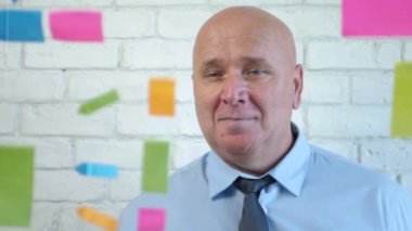 İş Adamı Gülümsemesi Toplantı Odasında Renkli Yapışkan Notlarla Saydam Bir Yönetim Kurulu Arkasında Memnun Oldu