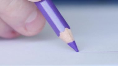 Renkli Kalemle Çizen Yaşlı Bir Kişi