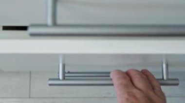 Yakından Adam Eller Beyaz Koruyucu Eldiven Giyiyor Eldivenler Temizliyor ve Dezenfekte Ediyor Mutfak ve Banyo Mobilyaları