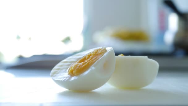 Tæt op med hænderne Skæring af et kogt æg i halvdelen Forberedelse af morgenmaden – Stock-video