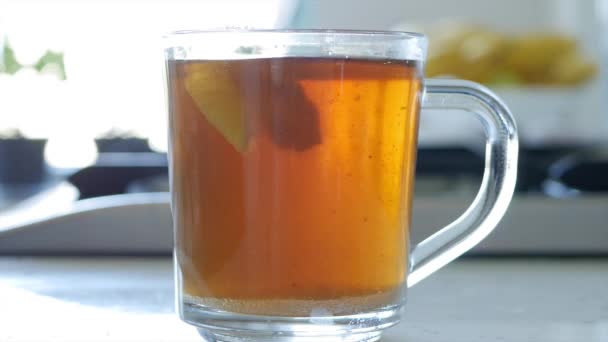 Tè caldo un cucchiaio con zucchero e una fetta di limone, una deliziosa bevanda al momento della colazione — Video Stock