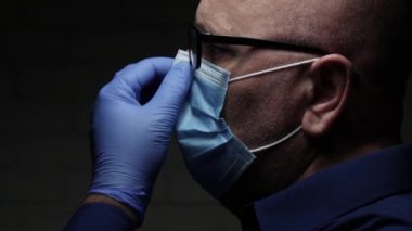 Koruyucu Yüz Maskesi ve Eldiven Giyen Doktorla Yavaş Hareket, Virüs Salgınına Karşı Karantina Hastanesinde Koruyucu Teçhizatlı Tıbbi İnsan