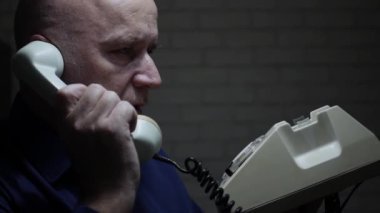 Ofiste Bir Adamla Yavaş Hareket, Gece Geç Saatlere Kadar, Eski Teknoloji ile Eski Bir Cihaz Kullanarak Telefonda Konuşmak