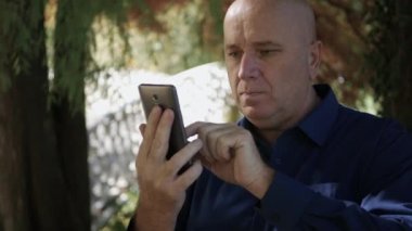 Parktaki Akıllı Telefondan Yaşlıların Portresi Yazıyor