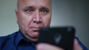 Bir İş Adamı Akıllı Telefon Kullanarak Cep Telefonu, Bir Kişi Erişim Sosyal Medya Uygulaması Kullanarak Mesaj Yazıyor