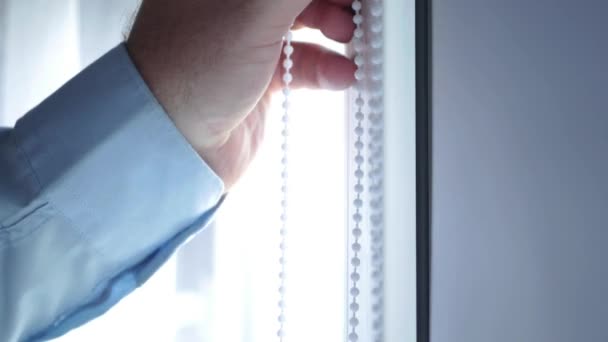 Biznesmen w biurze Zamykanie okien Wnętrze draperii pionowej — Wideo stockowe
