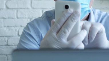Maske ve Koruyucu Eldiven Giyen İşadamı Cep Telefonu Kullanarak Bir Telefon Yap
