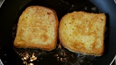 Sıcak Tavada Kızarmış Yumurta Ekmeği Pişiren Adam Nefis Bir Kahvaltı