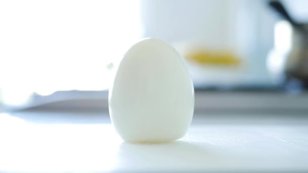Tæt op med hænderne Skæring af et kogt æg i halvdelen Forberedelse af morgenmaden – Stock-video