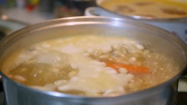 Aromatik ve Buharlı Çorba Tencerede Pişiyor ve Mutfak Fırınının Alevinde Kaynatılıyor