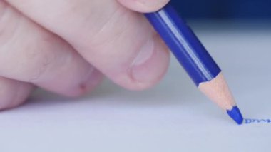 Renkli Kalemle Çizen Yaşlı Bir Kişi