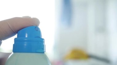 Cerrahi Eldiven ile Korunan Hemşire Eli Tıbbi Dezenfekte Maddesi Spretti