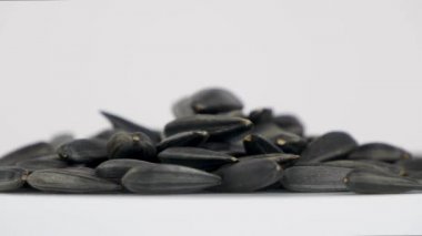 Vejetaryen Gıdasında Sağlıklı Bir Vitamin Kaynağı olan Soyulmamış Ayçiçeği Yığını Kapat