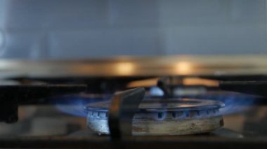 Mutfak Gaz Fırınında Elektrik Ateşi Başlatılıyor