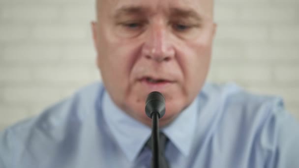 Розмитий образ політичного діяча на прес - конференції, де він виголошував промову на мікрофоні й жестикуляції — стокове відео