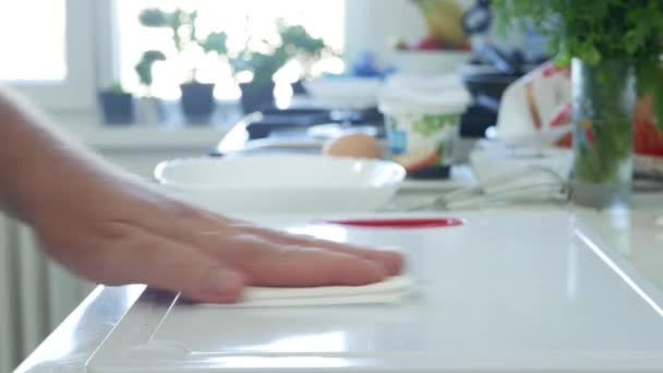Χέρια ενός μάγειρα καθαρισμού το πλαστικό ελικόπτερο από την κουζίνα Προετοιμασία για το μαγείρεμα — Αρχείο Βίντεο