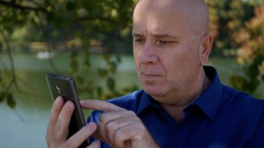 Sokakta Zeka Telefonu Kullanarak Mesaj Gönderen Bir Kişi Görüntü