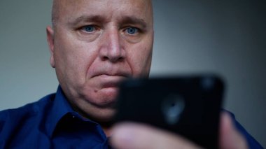 İş Adamı Cep Telefonu, Tek Kişilik Sosyal Medya Kullanarak Mesaj Yazıyor