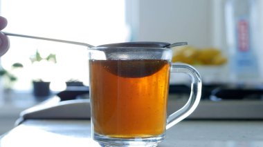 Görüntü: Sıcak ve Aromatik Çay Yaparken Süzgeç ve Doğal Çay Yaprakları Kullanılıyor