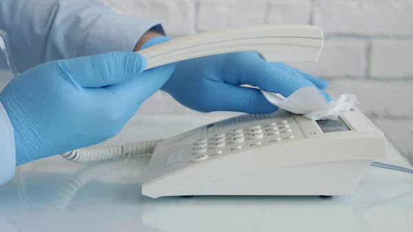 Koruyucu Eldiven Giyen Görüntü Temizleme Temiz Temizleme ve Tıbbi Dezenfektan Telefonla