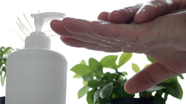 Homem Limpa Desinfecta Suas Mãos Com Solução Antibacteriana — Fotografia de Stock
