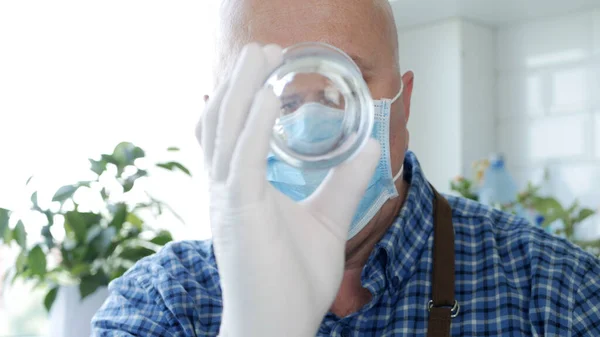 Imagen Con Camarero Usando Guantes Protectores Máscara Facial Limpiando Vaso — Foto de Stock