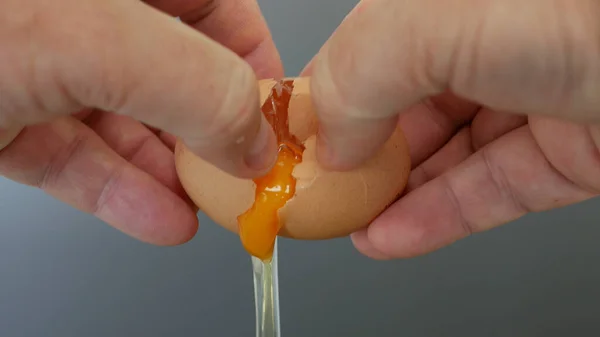 Görüntüyü Eller Kırıyor Mutfakta Taze Tavuk Yumurtası Sabah Omletini Kahvaltı — Stok fotoğraf