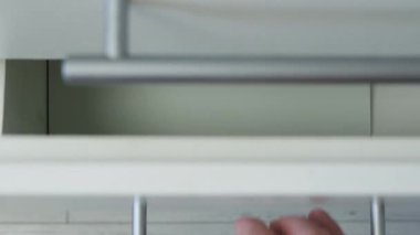 Yakından Adam Eller Beyaz Koruyucu Eldiven Giyiyor Eldivenler Temizliyor ve Dezenfekte Ediyor Mutfak ve Banyo Mobilyaları