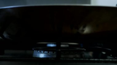 Mutfak Gaz Fırınında Elektrik Ateşi Başlatılıyor