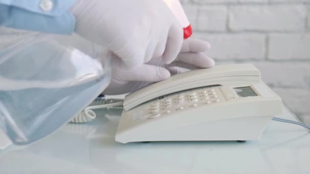 Mouvement lent avec un homme portant des gants de protection dans les mains Nettoyage et désinfection d'un téléphone à l'aide d'un vaporisateur et lingettes humides — Video