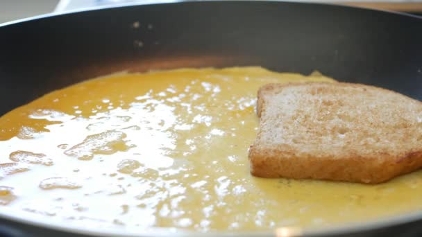 Vařič připravuje omeletu s toastem v pánvi na vařiči — Stock video