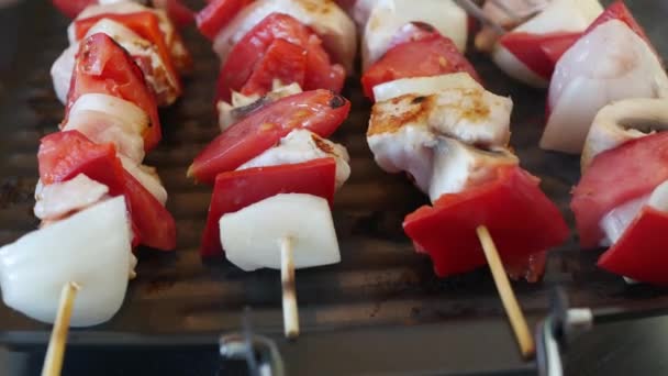 Preparando espetos de frango com carne e legumes em uma grelha em casa — Vídeo de Stock