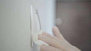 Görüntü: Erkek Elleri Giyen Tıbbi Eldiven Giyen, Işıkları Dezenfekte Eden Islak Temizleme ve Dezenfekte Çözümü Kullanan