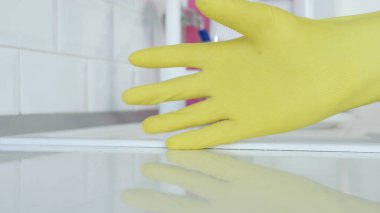 Kitchen Cleanse 'da kullanılan Koruyucu Sarı Ev Eldiveni Giyen Bir Elle Yakın Çekim Görüntüsü