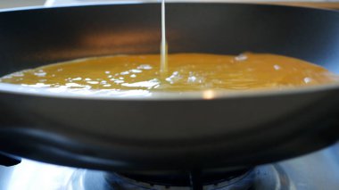 Pişirme fırınının üstünde sıcak tavada omlet hazırlıyorum.