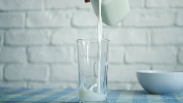 Εικόνα Ένα Ποτήρι Φρέσκο Γάλα Στο Πρωινό Ένα Πρωινό — Φωτογραφία Αρχείου