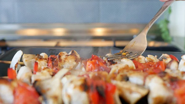 Hühnerspieße Mit Fleisch Und Gemüse Auf Dem Heimischen Grill Zubereitet — Stockfoto