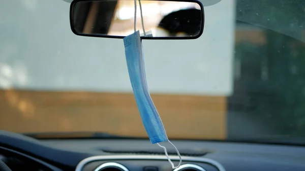 Topeng Wajah Medis Digunakan Oleh Driver Hanging Rearview Mirror Car Stok Gambar