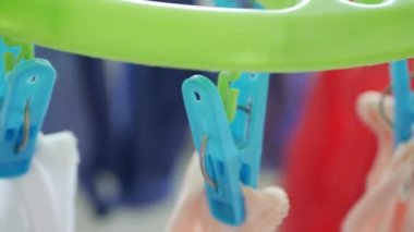 Islak Giysiler Çamaşır Makinesiyle Temizlendi Kurutmak için Asıldı