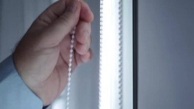 Ofis Odası 'nda İşadamı Pencereyi Açıyor